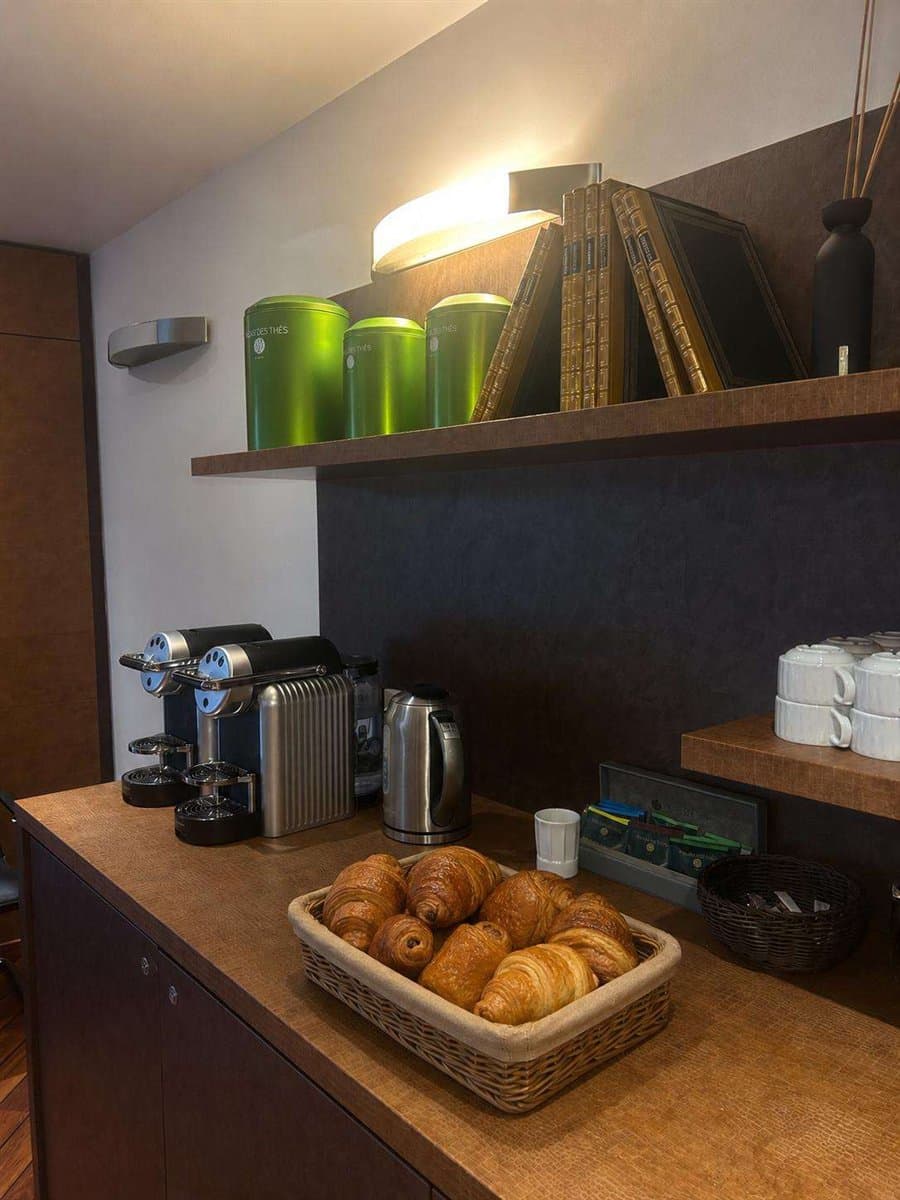 L'accueil gourmand du matin : café, thé et viennoiseries