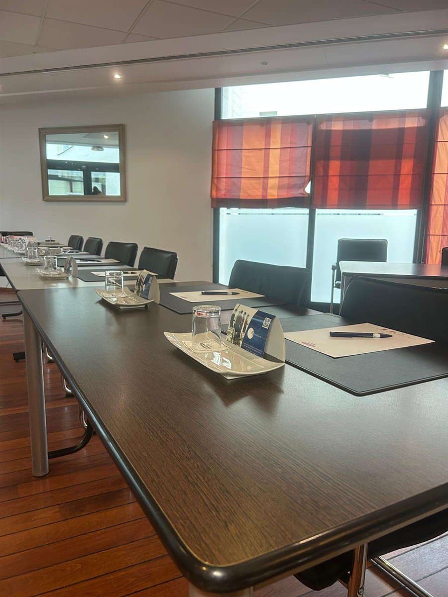 La salle de formation AKDNails, lumineuse, avec de grandes tables de travail